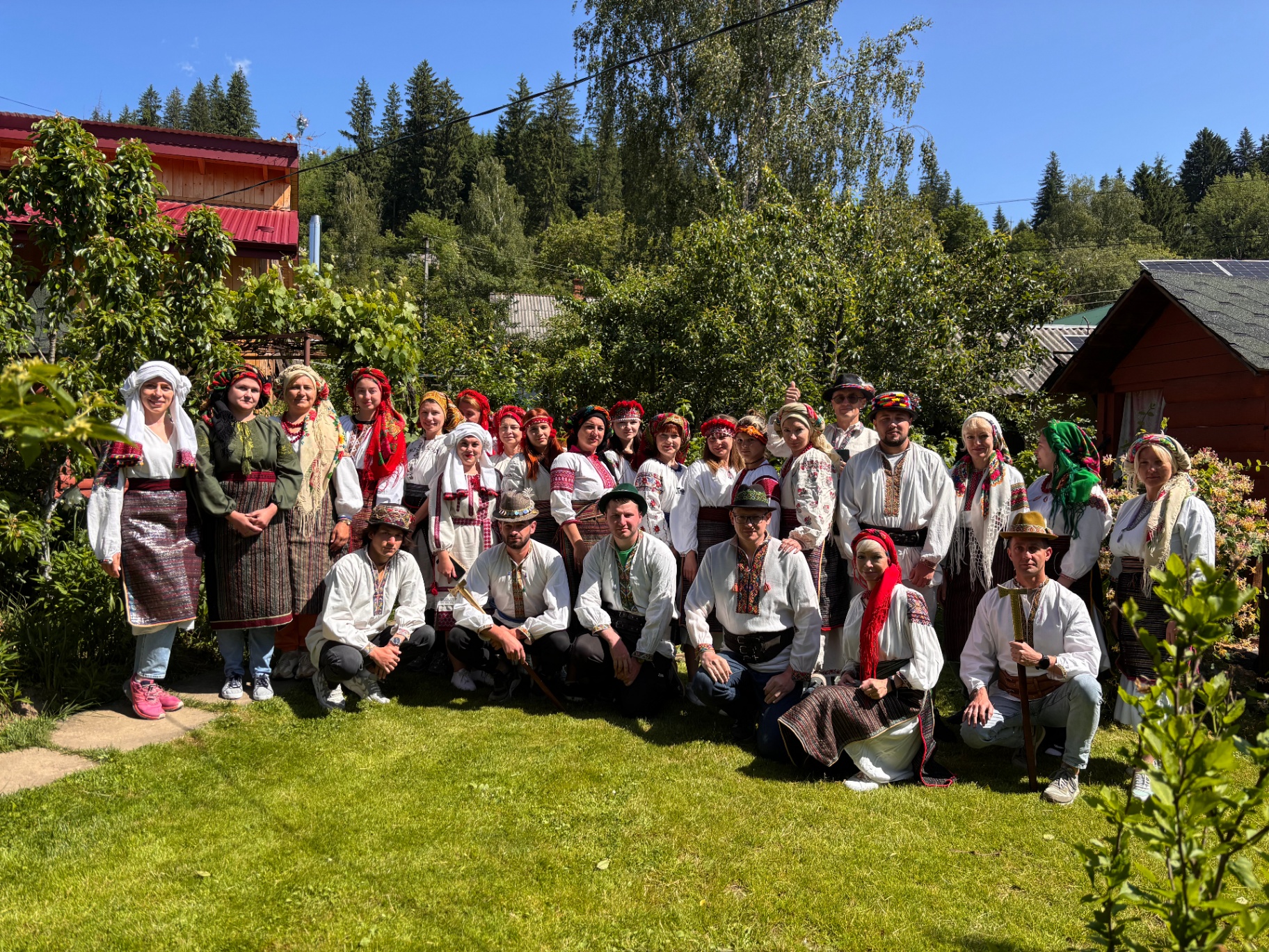 Група туристів у гуцульському вбранні